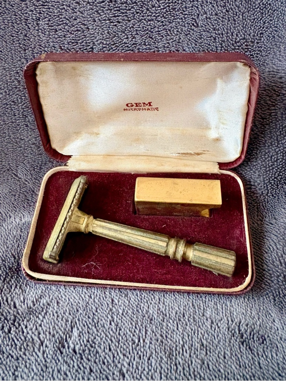 Vintage 1940's Gem Micromatic
Clog Pruf Single Edge Razor in Case